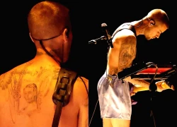 Justin Bieber gây tranh cãi với hình xăm lưng tại GRAMMY 2026: Tri ân Hailey hay ám chỉ Selena Gomez?