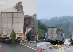 Thùng xe bị xé toạc sau cú va chạm với ô tô tải trên cao tốc