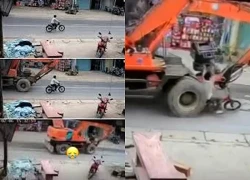 Bé trai đi xe đạp bị máy xúc tông, cuốn vào gầm
