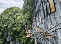 Độc lạ trải nghiệm cà phê 'treo mình' trên vách đá ở Tây Nam Trung Quốc