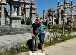 Du khách háo hức đi tham quan... nghĩa địa