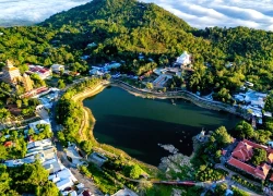 Giáp tết, du khách nườm nượp "check-in" núi Cấm