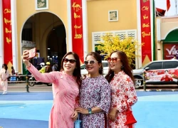 Người dân, du khách thích thú trước diện mạo mới của chợ Bến Thành