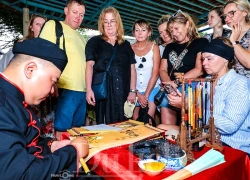 Qua cồn ăn Tết, khách Tây hào hứng trải nghiệm văn hóa miệt vườn sông nước