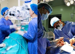 Người nhà bệnh nhân đòi chuyển viện vì bác sĩ mổ 'không phải giáo sư'