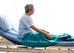 Phát hiện vợ ngoại tình khi đang hấp hối, doanh nhân âm thầm sửa di chúc khiến vợ chết lặng