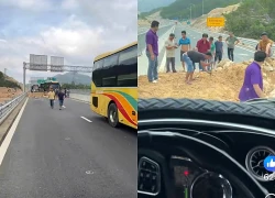 Tài xế xe khách 'xé rào', xúc đất để vượt qua cao tốc chưa khai thác