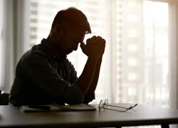 Vợ tôi thường xuyên phải đi công tác cùng người yêu cũ