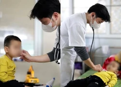 Ninh Bình: Bé 3 tuổi nhập viện cấp cứu sau khi uống nhầm axit trong chai nhựa