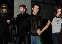 Beckham tình tứ nắm tay Victoria, tiểu thư Harper khoe visual sáng bừng trong buổi tiệc xa hoa nhưng Brooklyn "không có cửa" xuất hiện