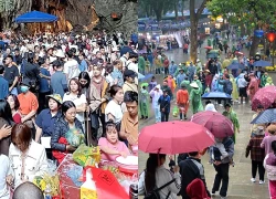 Ken đặc du khách 'đội mưa' từ sáng sớm khai hội chùa Hương