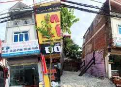 Tranh cãi xoay quanh ngôi nhà nghiêng khi hàng xóm thi công