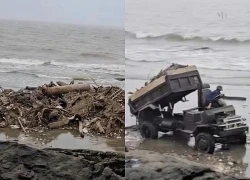 Công an truy tìm nhóm người đổ trộm lượng lớn rác xuống biển