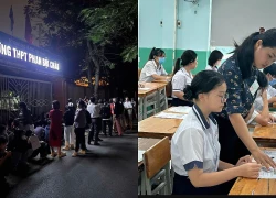 Hàng trăm phụ huynh xếp hàng giành suất vào lớp 10 cho con