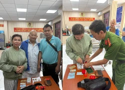 TPHCM: Công an giúp người phụ nữ tìm lại túi xách chứa tiền, vàng, kim cương