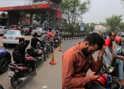 Không phải tắc đường, đây là dòng người vô tận chờ đổ xăng tại 1 quốc gia châu Á: Vấn đề không phải giá bao nhiêu nữa