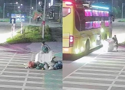 Chủ tịch phường phát hiện đống rác bên vệ đường quyết truy đến cùng