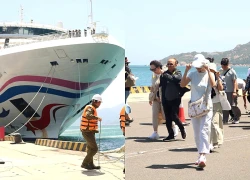 Tàu biển Star Voyager đưa 1.600 du khách quốc tế cập cảng Cam Ranh