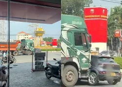 Thót tim cảnh xe đầu kéo ủi ô tô điện cả chục mét giữa vòng xoay ở TPHCM