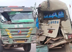 Ô tô chở hàng chục học sinh bị xe tải tông, đẩy xa 30m