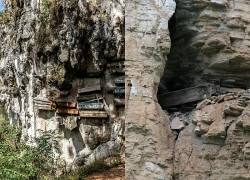 Bí ẩn rợn người trên vách đá: Tại sao người xưa lại treo quan tài lơ lửng giữa trời thay vì chôn cất?