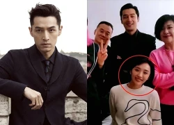 Con gái chủ thầu xây dựng "giả nghèo" làm trợ lý nghệ sĩ, cuối cùng cưới luôn "thánh ế" đẹp trai nhất showbiz