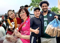 Cổ động viên 'bắt trend' chuối chiên như Xuân Son