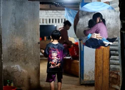 Mẹ 4 em nhỏ ở Lâm Đồng trần tình, lộ lý do không dám về, nhắc tiền từ thiện sốc