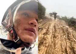 Xúc động thầy giáo vùng cao bùn bắn tận mặt, hướng dẫn trẻ đi học trên đường lầy