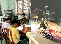 Nam sinh lớp 11 ở TPHCM đứng trên yên xe máy, dang 2 tay "biểu diễn"