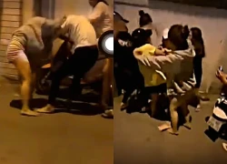 Hai nhóm phụ nữ ẩu đả, hàng chục người vây quanh quay clip