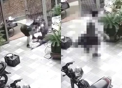 Chồng đánh đập vợ từ cổng vào trong nhà, trước mặt con nhỏ