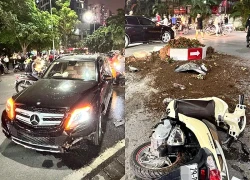 Ô tô Mercedes va chạm với xe máy, 2 người bị thương