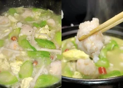 Cứ hễ hôm nào mẹ tôi nấu món canh này là cả nhà xì xụp húp nước dùng sạch đến giọt cuối cùng