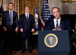 Rạn nứt trong Lầu Năm Góc khi Bộ trưởng Hải quân Mỹ bị sa thải