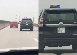 Xác minh clip Land Cruiser biển trắng hú còi, đèn ưu tiên trên cao tốc