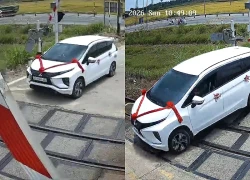 Xe đám cưới cố vượt gác chắn, mắc kẹt giữa đường ray khi tàu đang lao đến