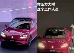 Xe điện Trung Quốc nằm bất động trên sân khấu trong lễ ra mắt