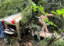 Xe khách chở 25 người lao xuống vực sâu ở Sơn La