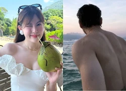 HIEUTHUHAI cởi áo khoe lưng trần giữa biển, bạn gái liền có phản ứng
