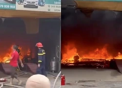 Cháy dữ dội kèm tiếng nổ tại tiệm rửa xe ở Quảng Ninh