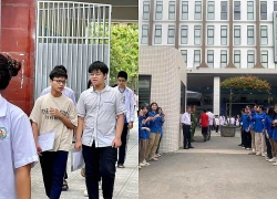Học sinh Hà Nội thi môn đầu tiên, phụ huynh thấp thỏm chờ con trước cổng trường