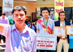 Nam sinh mang băng chéo, đeo huy chương trĩu cổ đi xe đạp về nhà