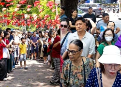 Nụ cười xen nước mắt tiếc nuối của sĩ tử Hà Nội sau môn thi cuối lớp 10