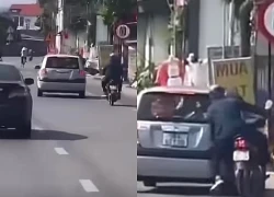 Lý do bất ngờ khiến tài xế ô tô tạt đầu, làm ngã người đi xe máy trên đường