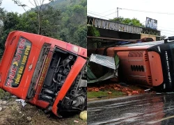 Bắt tạm giam tài xế đi ẩu gây lật xe khách, khiến 2 người bị thương