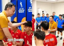 Chủ tịch VFF xoa đầu động viên cầu thủ U17 Việt Nam đang bật khóc sau trận thua Hàn Quốc: "Ngay cả các anh lớn ở ĐT Quốc gia cũng từng vấp ngã"