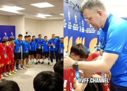 "Đột nhập" phòng thay đồ U17 Việt Nam sau trận thua ngược Hàn Quốc, HLV Cristiano Roland ôm động viên từng học trò