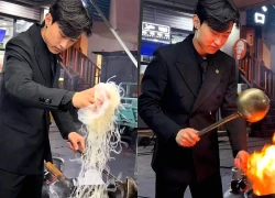 Chủ quán mặc vest đen bán cơm rang chợ đêm, kiếm gần 195 triệu đồng/tháng