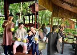 Du khách thích thú tự hái và uống dừa miễn phí